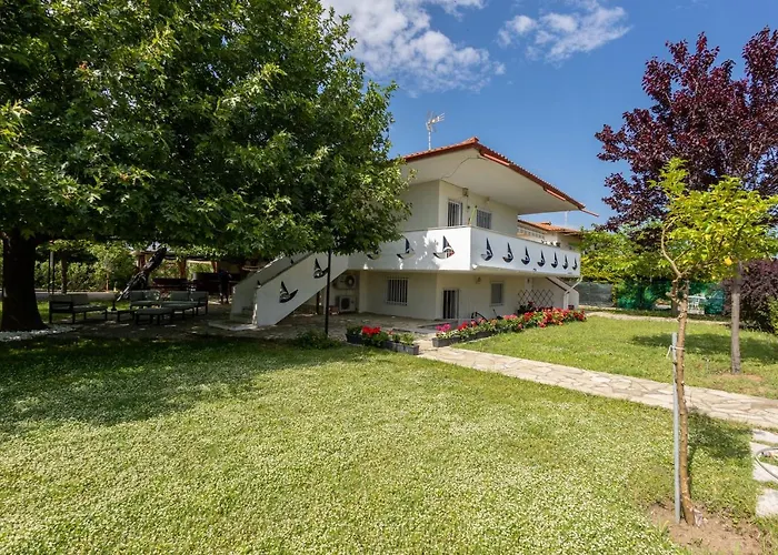 Spacious Seaside House Nea Poteidaia
